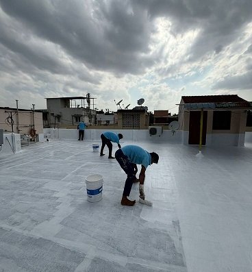 Painter in Pisoli Pune doing wall painting work