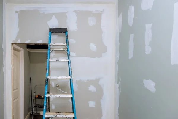 Painter in Hinjewadi Pune doing interior wall painting